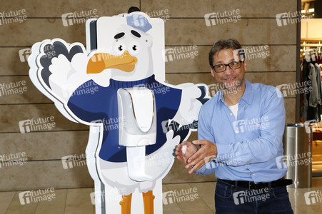 Fototermin mit Patrick Bach und Service-Roboter 'Fiete' in Hamburg