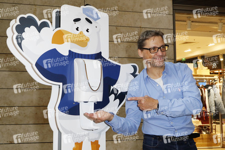 Fototermin mit Patrick Bach und Service-Roboter 'Fiete' in Hamburg