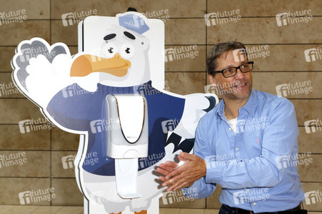 Fototermin mit Patrick Bach und Service-Roboter 'Fiete' in Hamburg