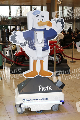 Fototermin mit Patrick Bach und Service-Roboter 'Fiete' in Hamburg