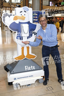 Fototermin mit Patrick Bach und Service-Roboter 'Fiete' in Hamburg