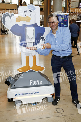 Fototermin mit Patrick Bach und Service-Roboter 'Fiete' in Hamburg