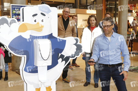 Fototermin mit Patrick Bach und Service-Roboter 'Fiete' in Hamburg