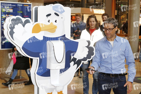 Fototermin mit Patrick Bach und Service-Roboter 'Fiete' in Hamburg