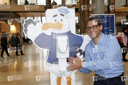 Fototermin mit Patrick Bach und Service-Roboter 'Fiete' in Hamburg