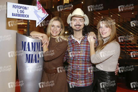 Stefanie Hertel und Familie beim Besuch von 'Mamma Mia' in Hamburg