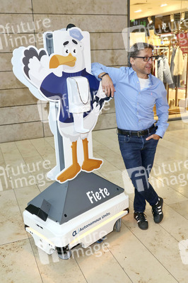 Fototermin mit Patrick Bach und Service-Roboter 'Fiete' in Hamburg