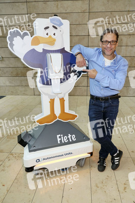 Fototermin mit Patrick Bach und Service-Roboter 'Fiete' in Hamburg