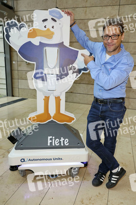 Fototermin mit Patrick Bach und Service-Roboter 'Fiete' in Hamburg