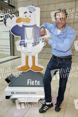 Fototermin mit Patrick Bach und Service-Roboter 'Fiete' in Hamburg