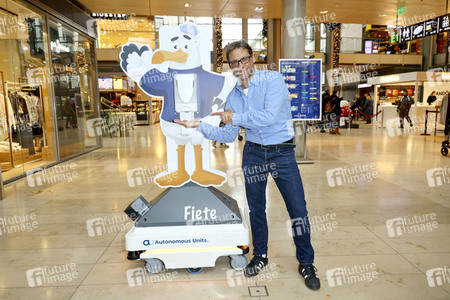 Fototermin mit Patrick Bach und Service-Roboter 'Fiete' in Hamburg
