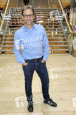 Fototermin mit Patrick Bach und Service-Roboter 'Fiete' in Hamburg