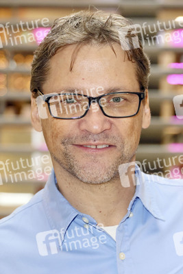 Fototermin mit Patrick Bach und Service-Roboter 'Fiete' in Hamburg