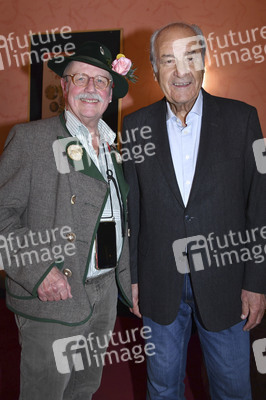 Theaterpremiere 'Alle unter eine Tanne' in München