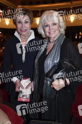 Theaterpremiere 'Alle unter eine Tanne' in München