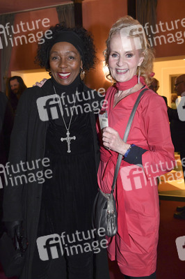 Theaterpremiere 'Alle unter eine Tanne' in München