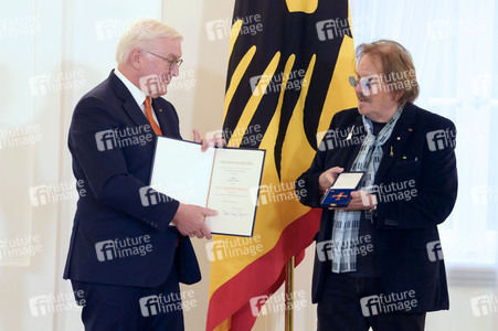 Verleihung des Verdienstordens der Bundesrepublik Deutschland an Frank Zander in Berlin
