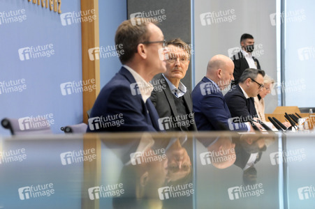 Bundespressekonferenz Reformvorschläge der Regierungskommission Krankenhausversorgung in Berlin