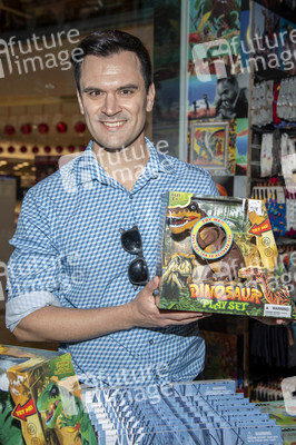Giveaway Event 'Season of Giving' in Los Angeles