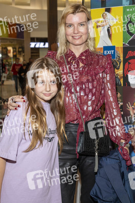 Giveaway Event 'Season of Giving' in Los Angeles