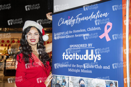 Giveaway Event 'Season of Giving' in Los Angeles