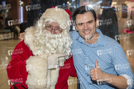 Giveaway Event 'Season of Giving' in Los Angeles