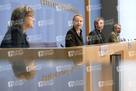 Bundespressekonferenz Rüstungsexportbericht 2022 in Berlin
