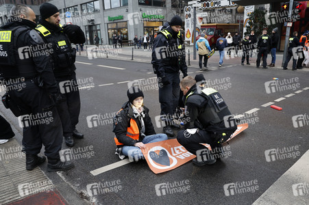 Protestaktion der sogenannten Klima-Kleber in Berlin