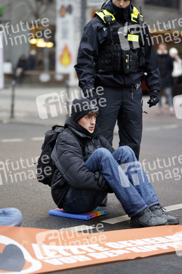 Protestaktion der sogenannten Klima-Kleber in Berlin