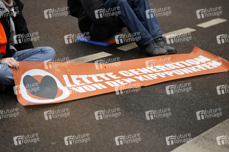 Protestaktion der sogenannten Klima-Kleber in Berlin