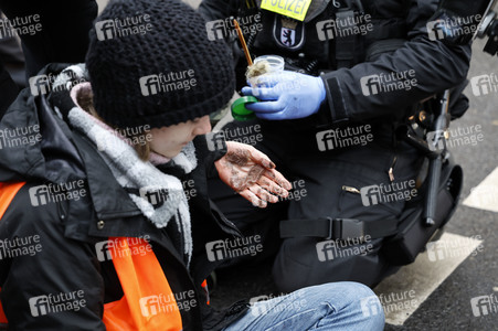 Protestaktion der sogenannten Klima-Kleber in Berlin