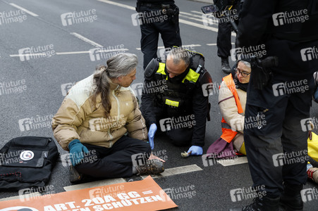 Protestaktion der sogenannten Klima-Kleber in Berlin