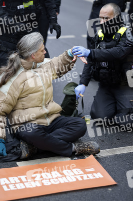 Protestaktion der sogenannten Klima-Kleber in Berlin