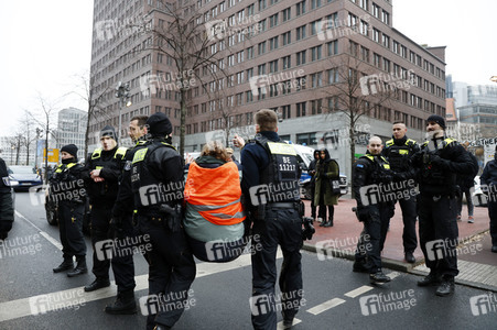 Protestaktion der sogenannten Klima-Kleber in Berlin