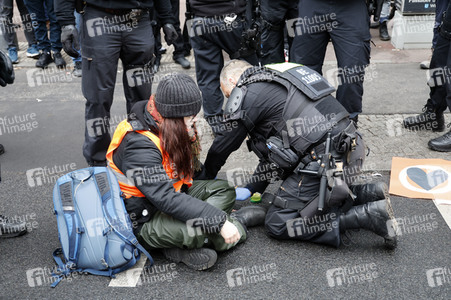 Protestaktion der sogenannten Klima-Kleber in Berlin