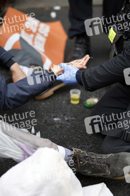 Protestaktion der sogenannten Klima-Kleber in Berlin