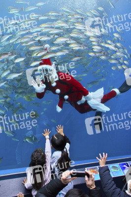 Unterwasser-Weihnachtsmann in Yokohama