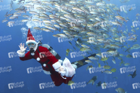 Unterwasser-Weihnachtsmann in Yokohama