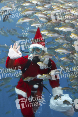 Unterwasser-Weihnachtsmann in Yokohama