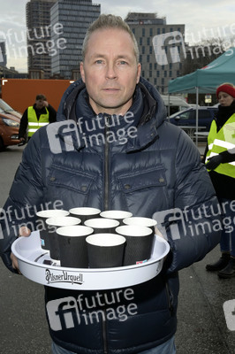 Frank Zander und Prominente unterstützen Caritas-Foodtruck in Berlin