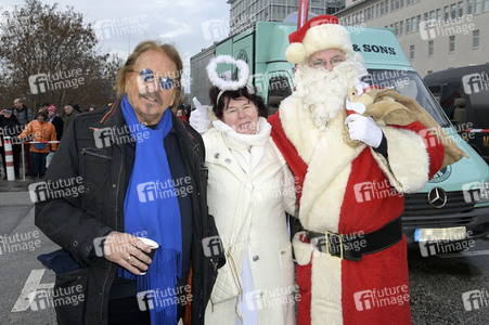 Frank Zander und Prominente unterstützen Caritas-Foodtruck in Berlin