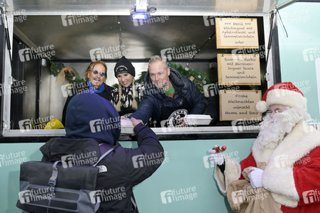 Frank Zander und Prominente unterstützen Caritas-Foodtruck in Berlin
