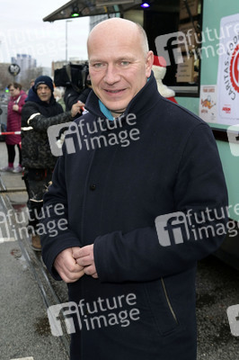 Frank Zander und Prominente unterstützen Caritas-Foodtruck in Berlin