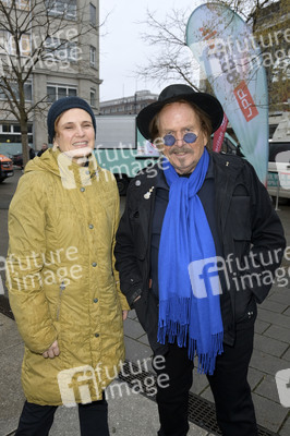 Frank Zander und Prominente unterstützen Caritas-Foodtruck in Berlin