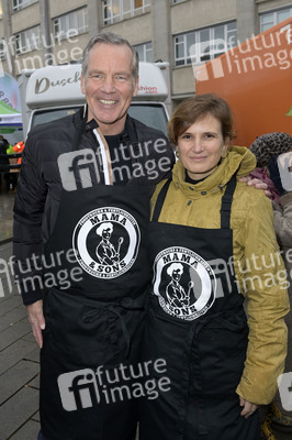 Frank Zander und Prominente unterstützen Caritas-Foodtruck in Berlin