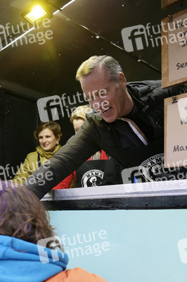 Frank Zander und Prominente unterstützen Caritas-Foodtruck in Berlin