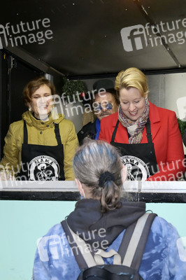 Frank Zander und Prominente unterstützen Caritas-Foodtruck in Berlin