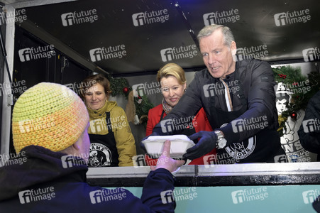 Frank Zander und Prominente unterstützen Caritas-Foodtruck in Berlin