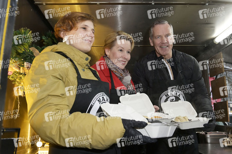 Frank Zander und Prominente unterstützen Caritas-Foodtruck in Berlin
