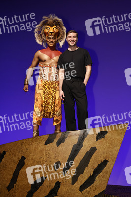 Besuch von Jannik Schümann beim Musical 'Der König der Löwen' in Hamburg